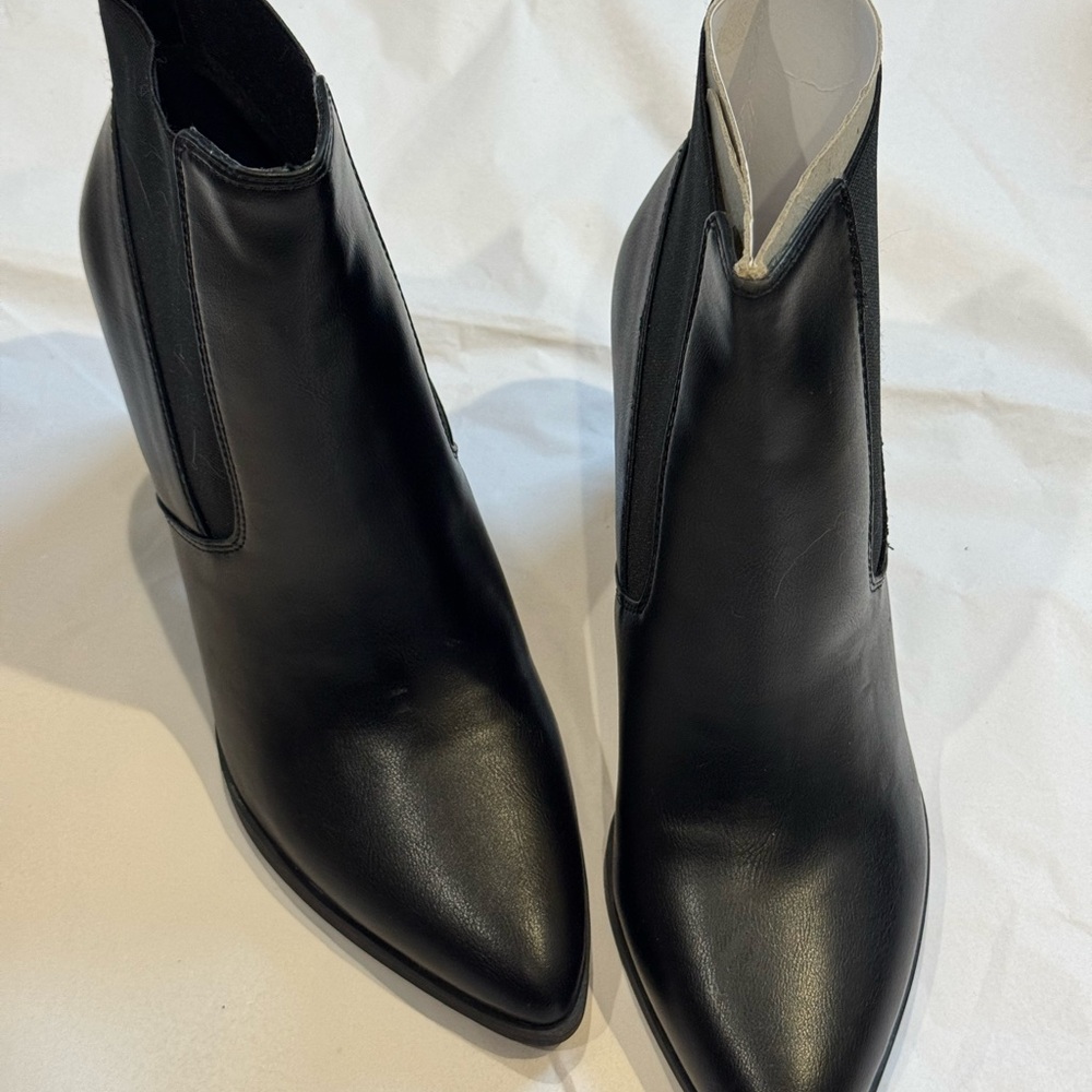 GBG Los Angeles Sleek Black Ankle Booties. Size 9M. NWOB